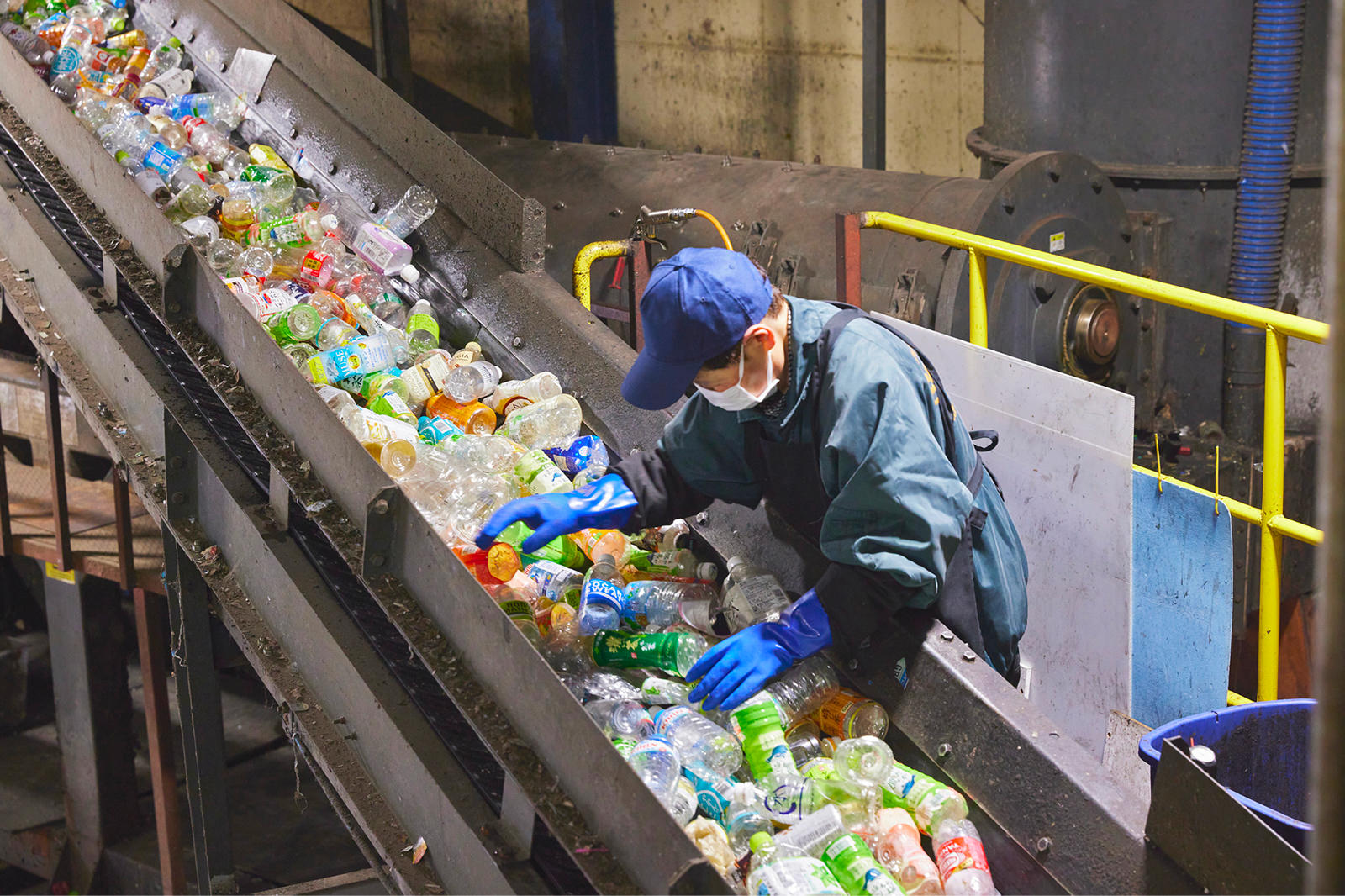 リサイクルボックスからの回収品を選別するリサイクル施設