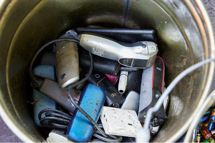 リチウムイオン電池が入った小型家電危険